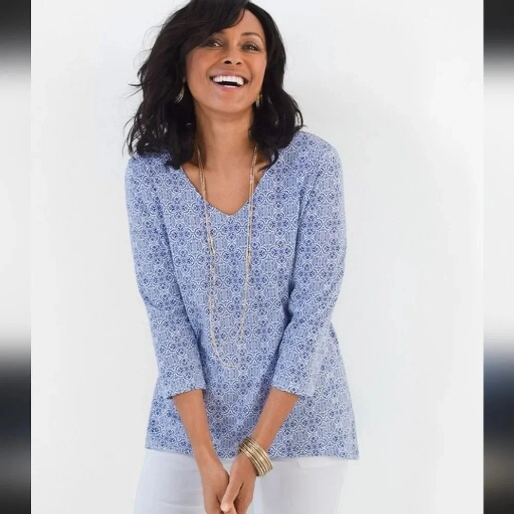 Chico's Medallion Tile 3/4 Sleeve High Low Tee Wirh V Neck Blue and White Size L - Picture 2 of 10